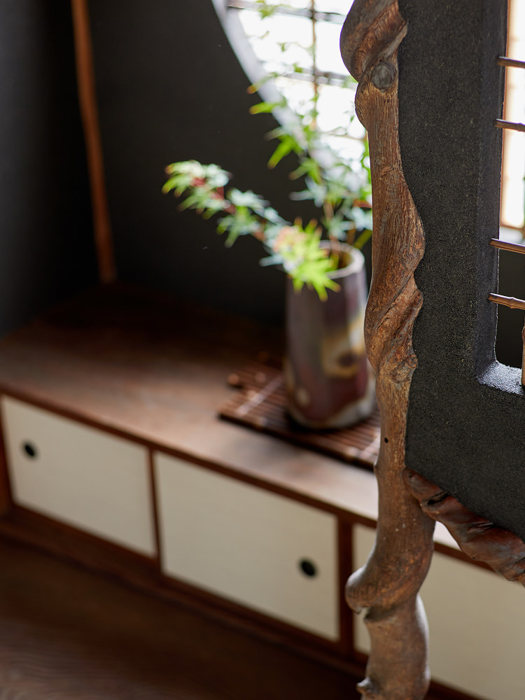 窓際に焼き物がおかれている