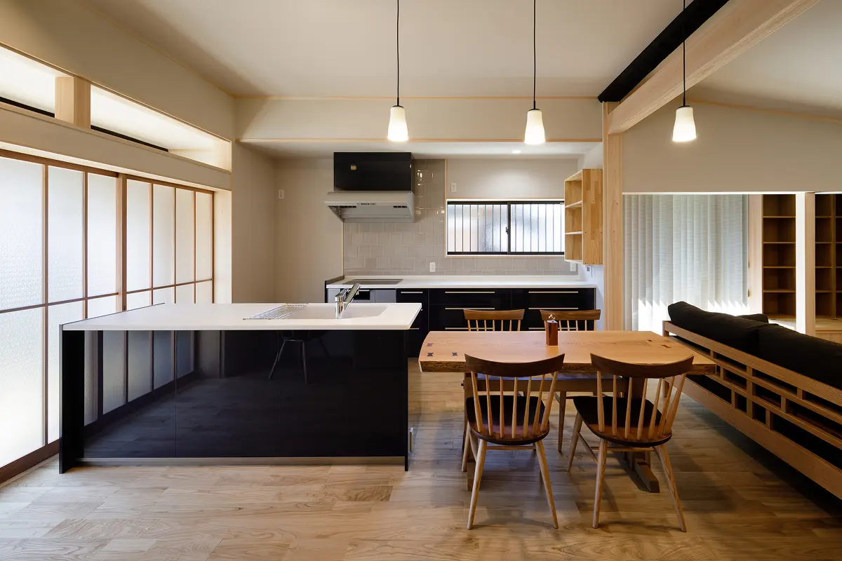 モダンなデザインのキッチンとダイニングスペース