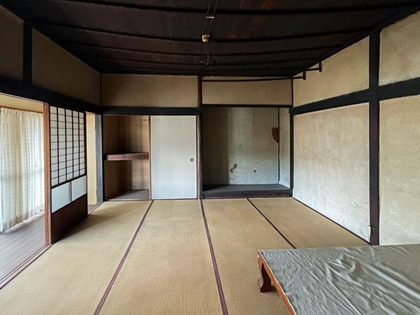 古民家風の伝統的な和室の内観