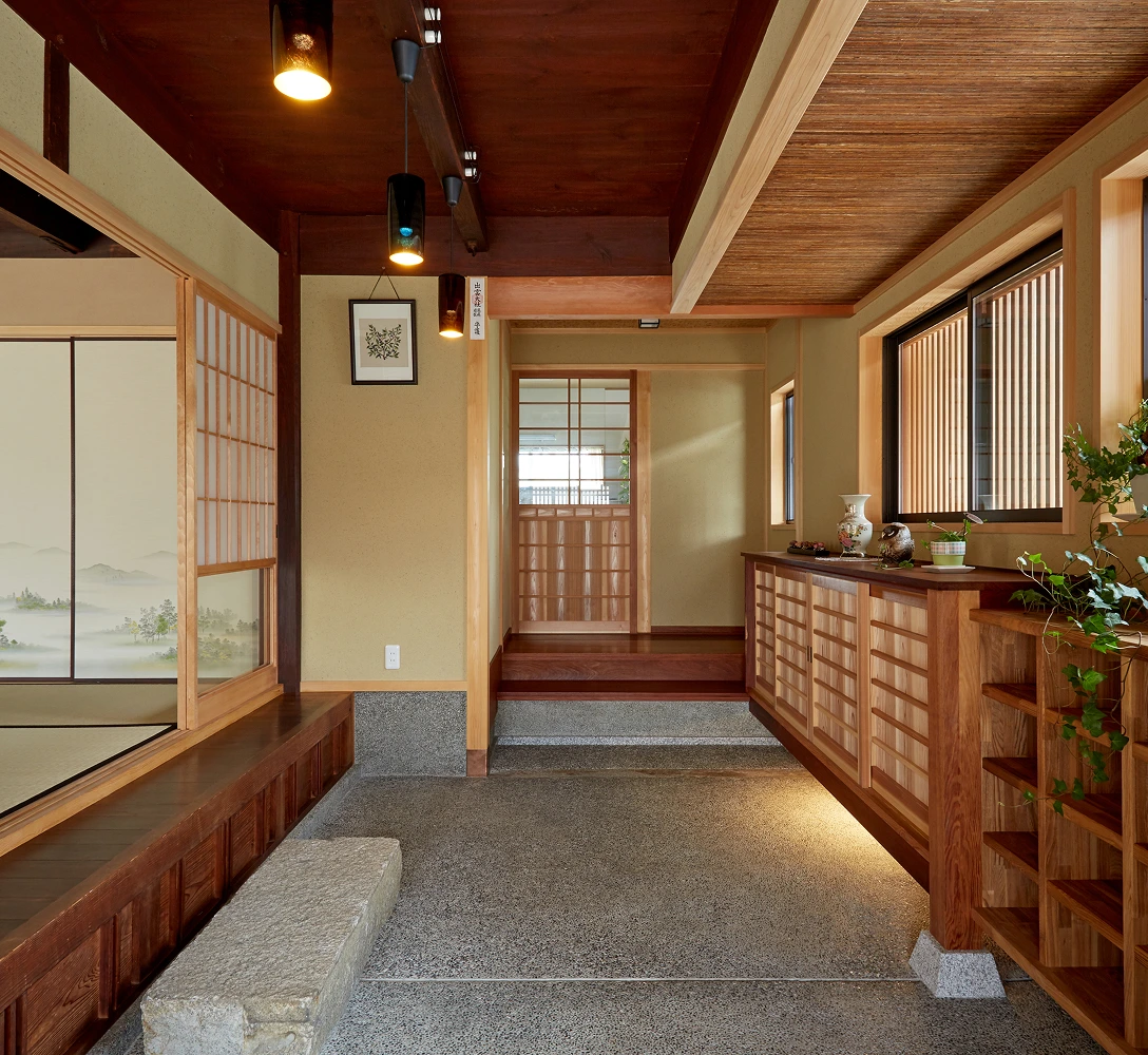 和風の内装が美しい玄関と廊下の空間