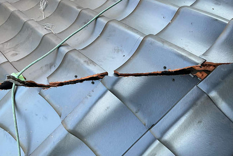 屋根瓦の一部が大きく割れた損傷箇所のクローズアップ