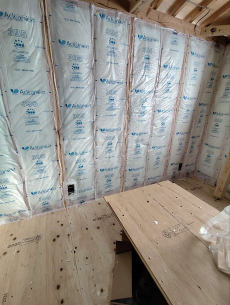 新しい高性能断熱材が施工された壁の内部