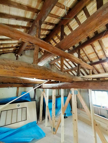 耐震補強のため補強部材を取り付けている構造