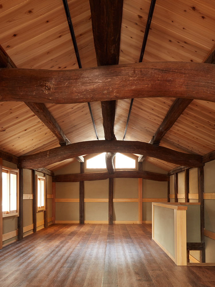改修途中の古民家室内、断熱材が設置された木造構造