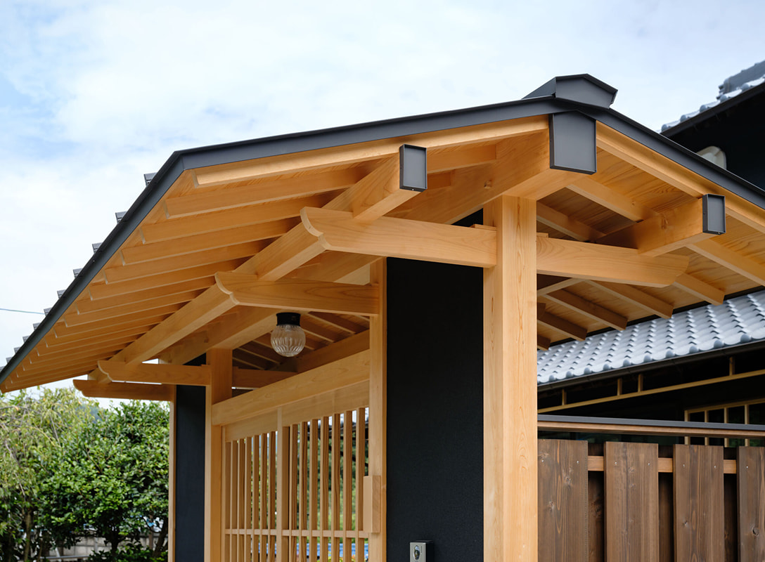 木組みが際立つ伝統的なデザインの玄関屋根