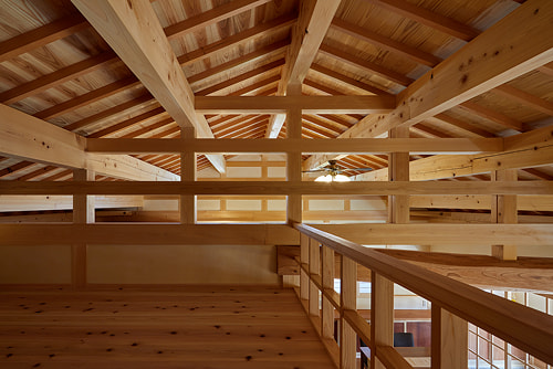 木の梁が美しく組まれた吹き抜け空間の内装